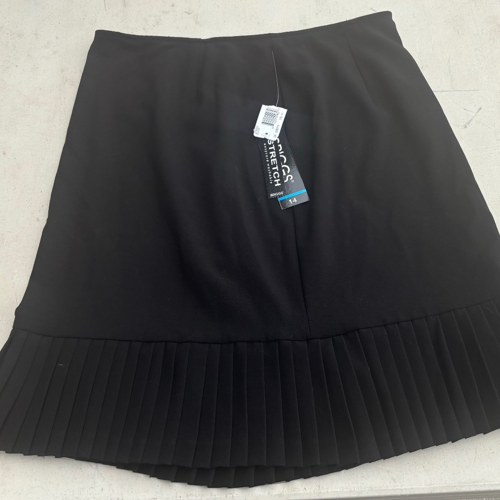 Briggs Black Bottom Pleat Skirt